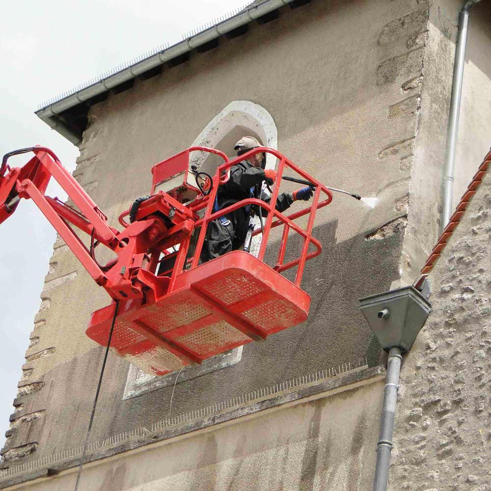 SN2E : Pourquoi faire démousser sa façade ? Les façades de vos bâtiments sont constamment exposées aux intempéries et à la pollution, ce qui favorise la croissance de mousses, de lichens et d'algues.