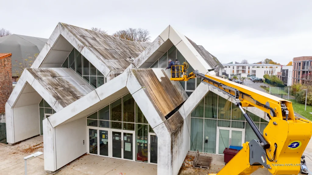 Nettoyage façade CCV Centre de loisirs du Verger à Noisiel – intervention en nacelle