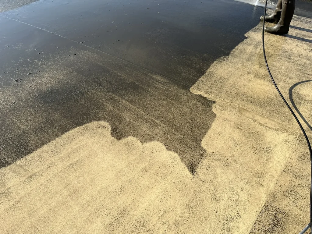 Nettoyage haute pression d’une surface routière par l’entreprise SN2E : élimination des salissures et résidus pour redonner au sol propreté et éclat.